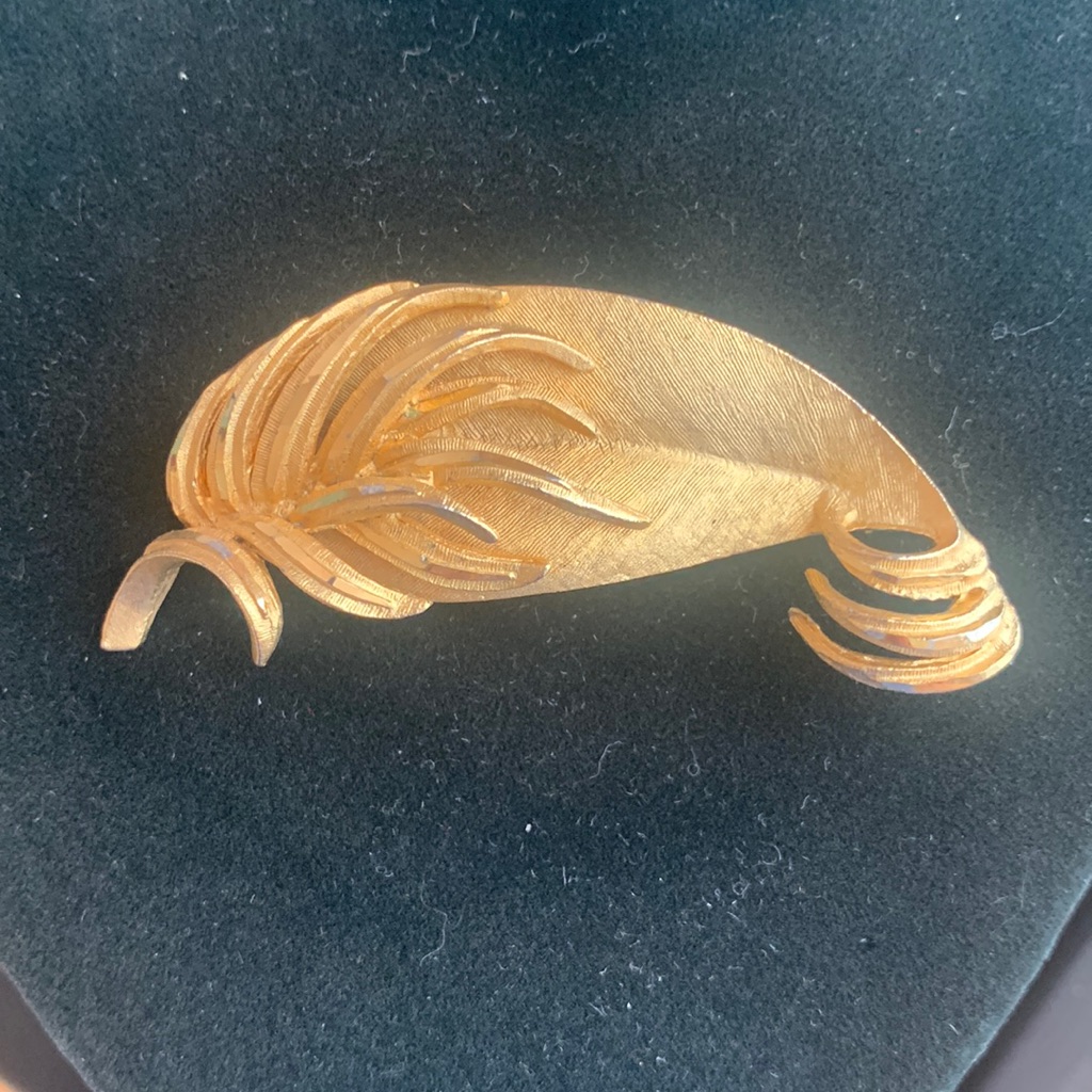 Vintage Signed Bsk Brushed Gold Leaf Design Pin Brooch
